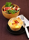 Abendessen, Blätterteig-Muffin mit Tomaten-Feigen-Salat