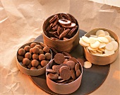 Schokolade, Kuvertüre als Plättchen, Callets und Tropfen