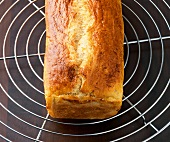 Schnelle Brote, Brot auf einem Kuchengitter auskühlen lassen