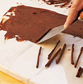 Schokolade, mit Spachtel Kuver türe von der Platte schaben