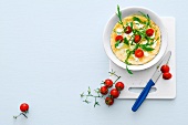 Kochen für Faule, Ziegenkäse- Omelett mit Rucola-Tomaten-Topping