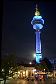 Bremerhaven: Radarturm, abends, beleuchtet.