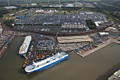 Bremerhaven: Blick auf Hafen, Auto- port, Luftaufnahme.