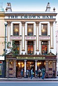 Irland: Belfast, The Crown Bar, Fassade, Eingang, Menschen