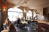 Gäste im Restaurant "deli" in der Stuttgarter Altstadt