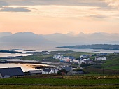 Irland: Inishbofin, Berge, Meerblick Küste, Dorf, Sonnenuntergang.