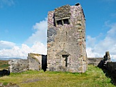 Irland: Cape Clear Island, alter Beobachtungsturm, Himmel blau.