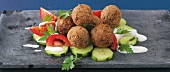 Vegetarisch, Linsenfalafel mit Gurken-Tomaten-Salat