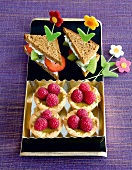 Fingerfood, Erdbeer Kiwi Sandwiches, Vanille Himbeer Törtchen