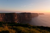 Irland: Cliffs of Moher, Sonnen- untergang, Gitarre, Aufmacher