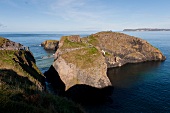 Irland: Antrim-Küste, Felsen, Meer, Carrick-a-Rede-Bridge, Wanderer.