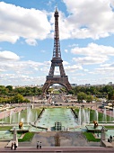 Paris: Blick auf Eiffelturm, Himmel bewölkt.
