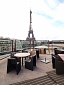 Paris: Blick auf Eiffelturm vom Dach des Musee Quai Branly.