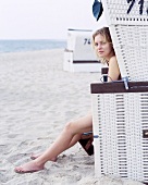 Sylt, Weststrand bei Kampen, Frau im Strandkorb