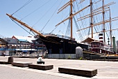 New York: Segelschiff am Battery Park Harbour, Wall Street Pier, x