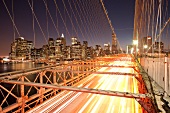 New York: Brooklyn Bridge, Blick auf Skyline, x