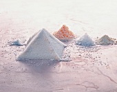 Salz, verschiedene Haufen mit Salz, Aufmacher