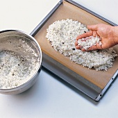 Salz, Kräutersalz auf ein Backpapier streuen, Step 2