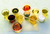 Öl, Gläser mit verschiedenen Speiseölen