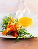 Öl, Rucola-Möhren-Salat mit Ingwervinaigrette