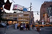 New York: Straßenszene vor dem Apple Store, x