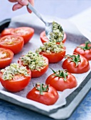 Sommerküche, Bröselmasse auf den Tomaten verteilen, Step
