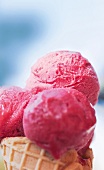 Sommerküche, Nahaufnahme, Drei Eiskugeln in der Waffel, pink