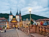 Heidelberg: Karl-Theodor-Brücke, Brückentor, Menschen, Aufmacher
