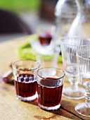 Sommerküche, Zwei Gläser mit Rotwein