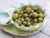 Sommerküche, Grüne Oliven in einem Schälchen