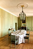 Schwetzingen: Schloss, Speisesaal, Tisch gedeckt, Wände grün