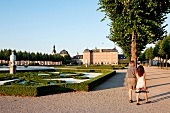 Schwetzingen: Schloss, Schlossgarten geometrische Formen, Besucher