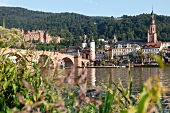 Heidelberg: Karl-Theodor-Brücke, Neckar, Stadtansicht.