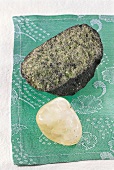 Heilen mit Edelsteinen - Peridotkristalle und Orthoklas