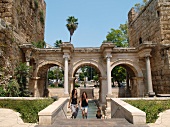 Antalya: Zentrum Kaleici, Tor zur Altstadt, Besucher