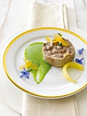 Gurken-Zitronat-Kompott mit Borretsch und Lammschopf