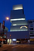 New York: New Museum, Fassade, abends, Straße, Lichter