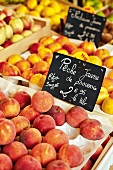 Frankreich, Marktstand mit Pfirsichen, Nahaufnahme