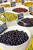 Frankreich, Marktstand mit Oliven, Detailaufnahme