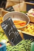 Frankreich, Marktstand mit Gemüse, Detailaufnahme