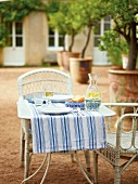 Frankreich, Gedeckter Tisch im Garten, sommerlich