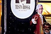 Salzburg, Mozart-Pappfigur vor dem Café Testa Rossa