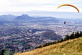 Salzburg, Gleitschirmflieger am Gaisberg, Blick auf die Stadt