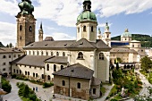 Salzburg, Blick auf Glockenturm und St. Peter Kirche
