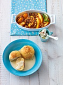 Caramelized peaches and tube pasta with vanilla in bowls