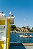 Ostseeküste: Eckernförde, Segelboot, Ufer, blauer Himmel