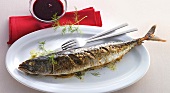 Fisch u. Meeresfrüchte, Makrelen vom Grill mit Beerensauce