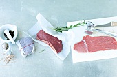 Genussrezepte für zwei, zwei Scheiben rohes Fleisch