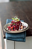 Vegetarisch, Rote-Bete-Salat mit Cassis-Vinaigrette und Trauben