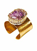 breiter goldener Armreif mit Amethyst